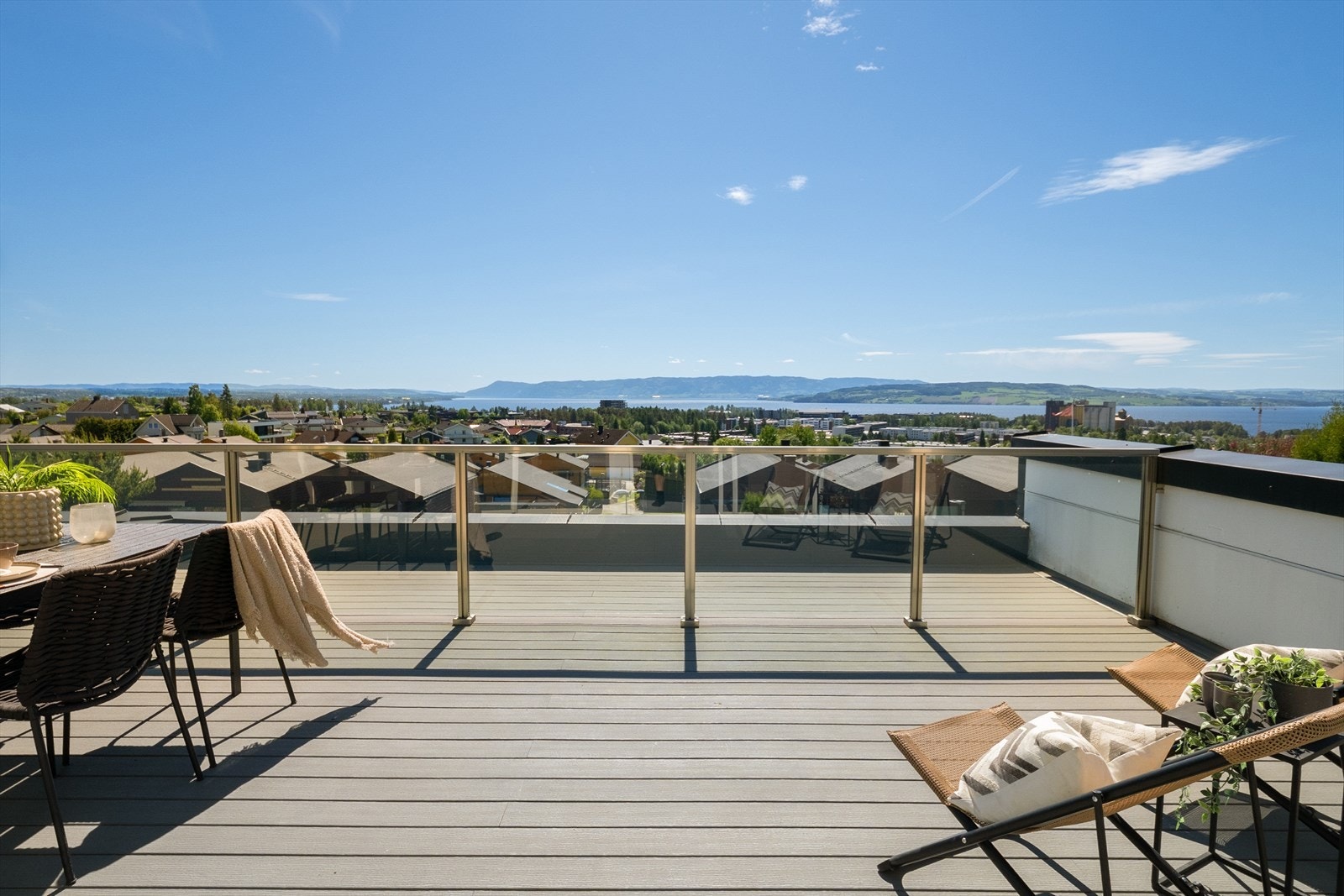 Fra stuen er det utgang til en stor terrasse med gode solforhold og nydelig utsikt. Galleribilde