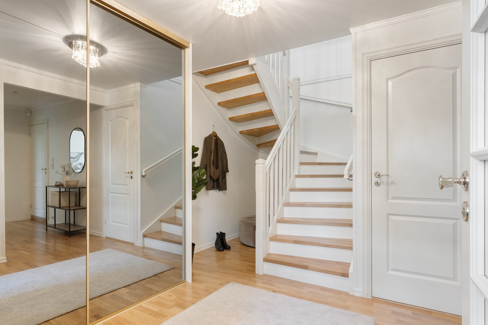 Entreen leder videre inn til en romslig hall med en stor skyvedørsgarderobe. Galleribilde