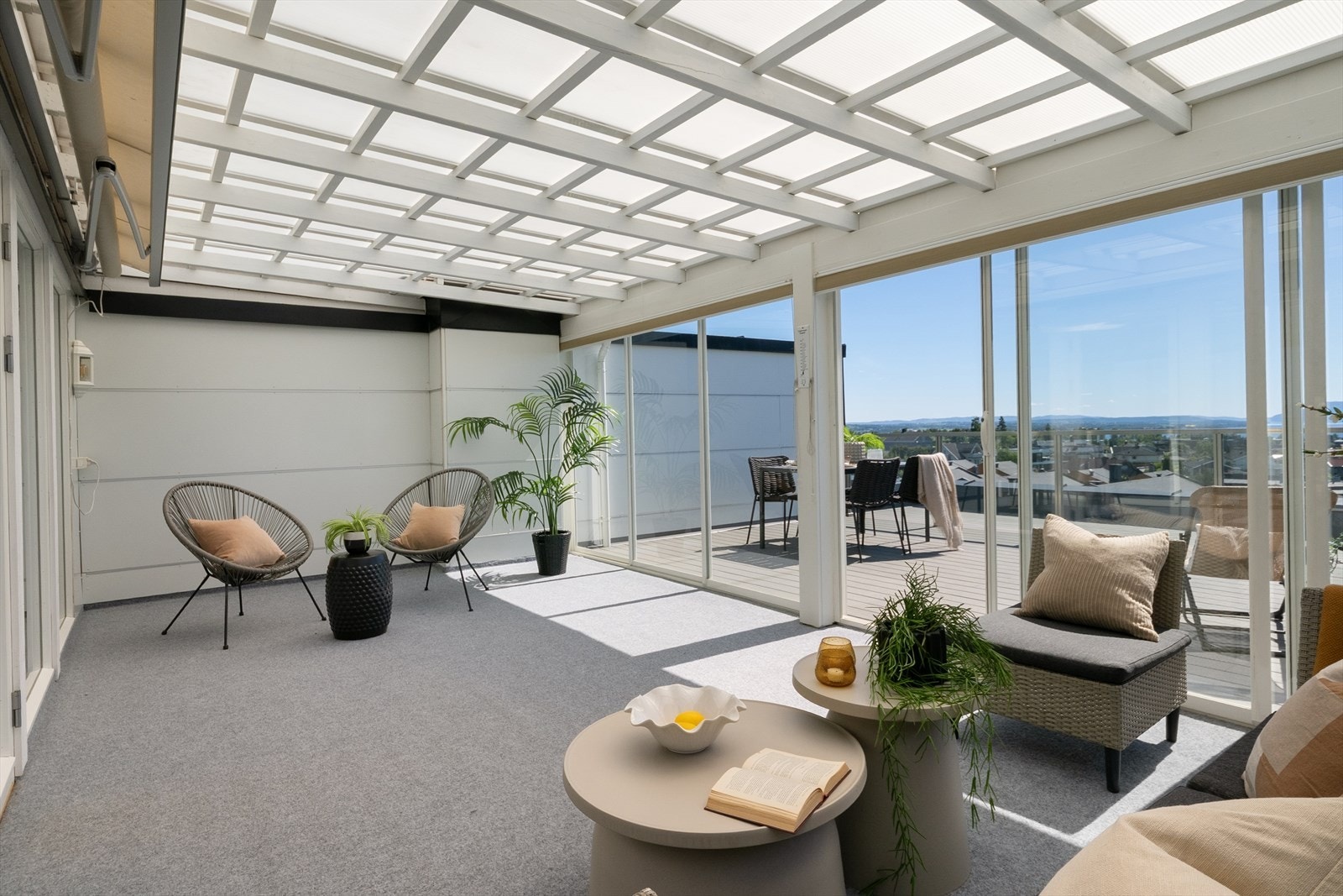 Stor, delvis innglasset terrasse med gode solforhold og nydelig utsikt. Galleribilde