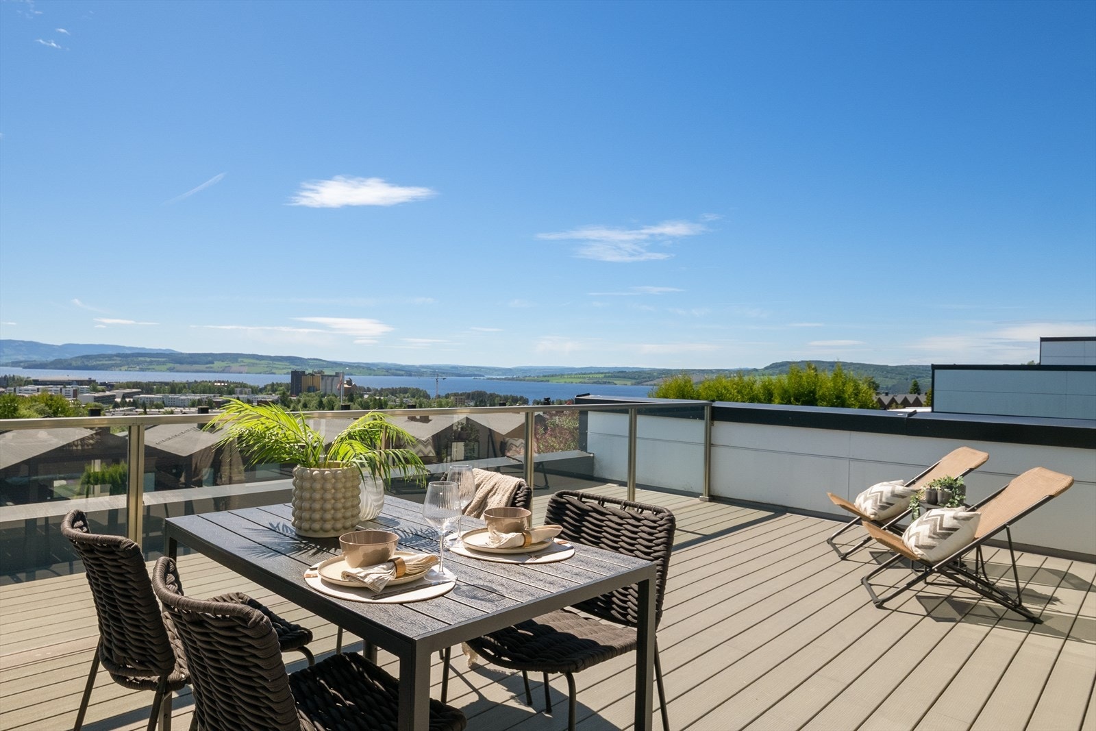 Terrassen har god plass til både spisebord og solsenger. Galleribilde