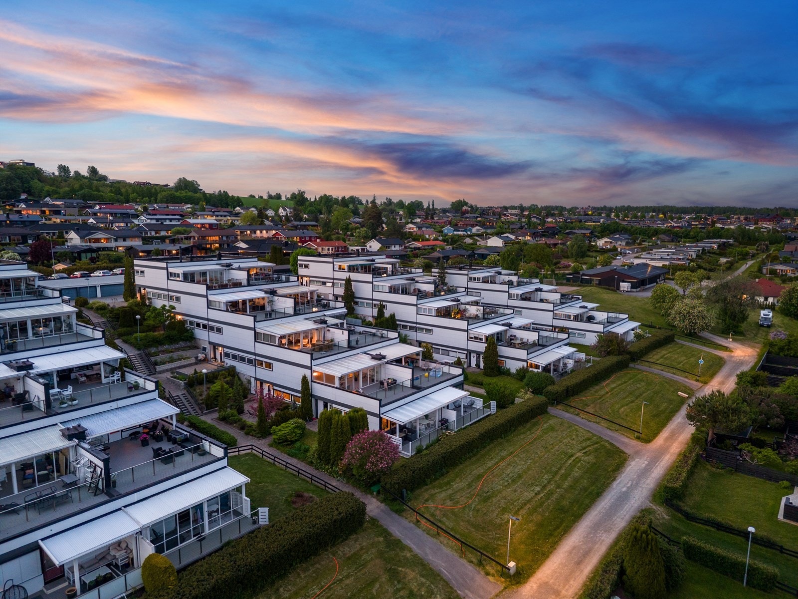 Fra leiligheten er det kort avstand til skoler, barnehager, idrettsanlegg og butikker. Galleribilde