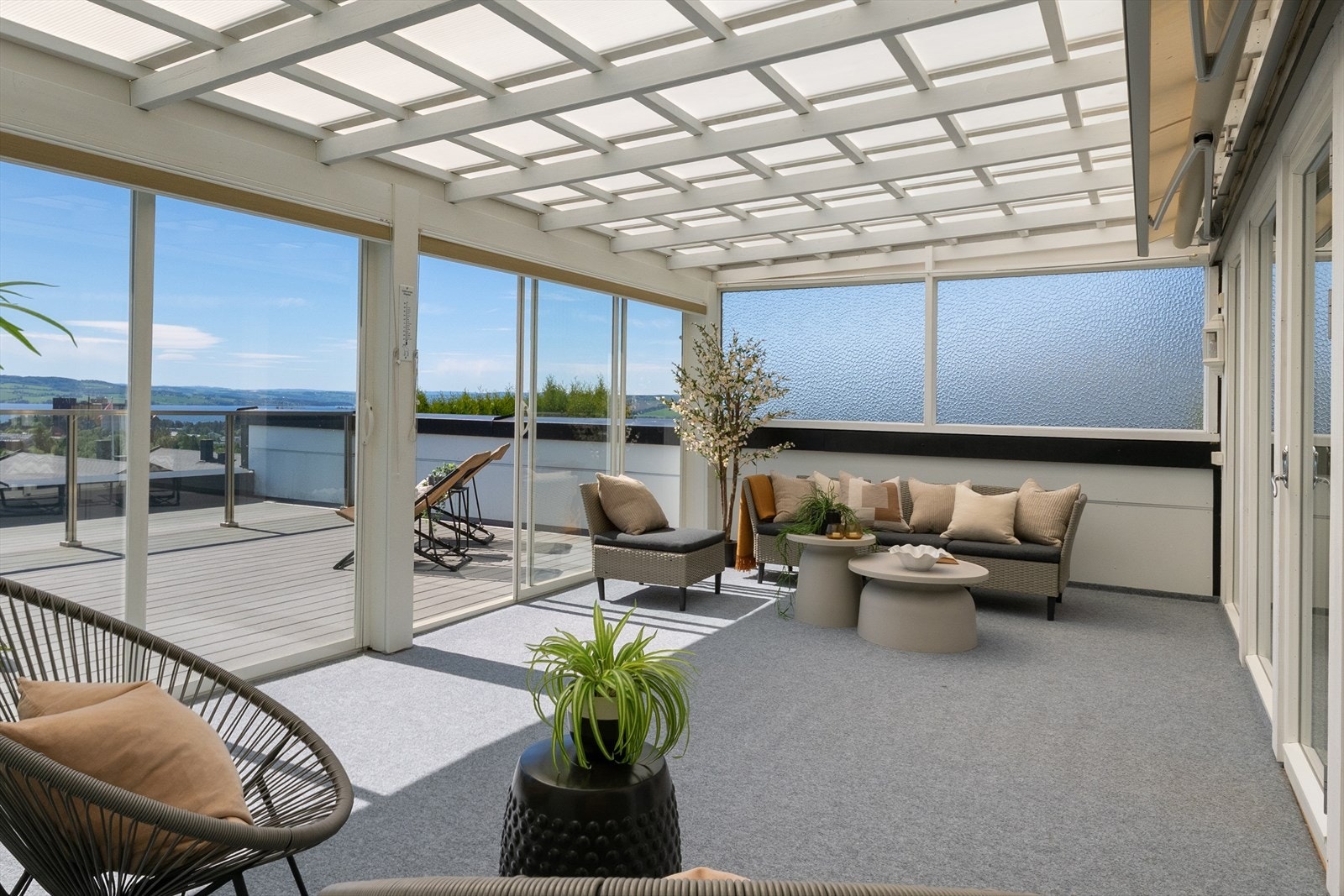 Den innglassede terrassen på ca. 21 m² fungerer som en naturlig forlengelse av stuen. Galleribilde
