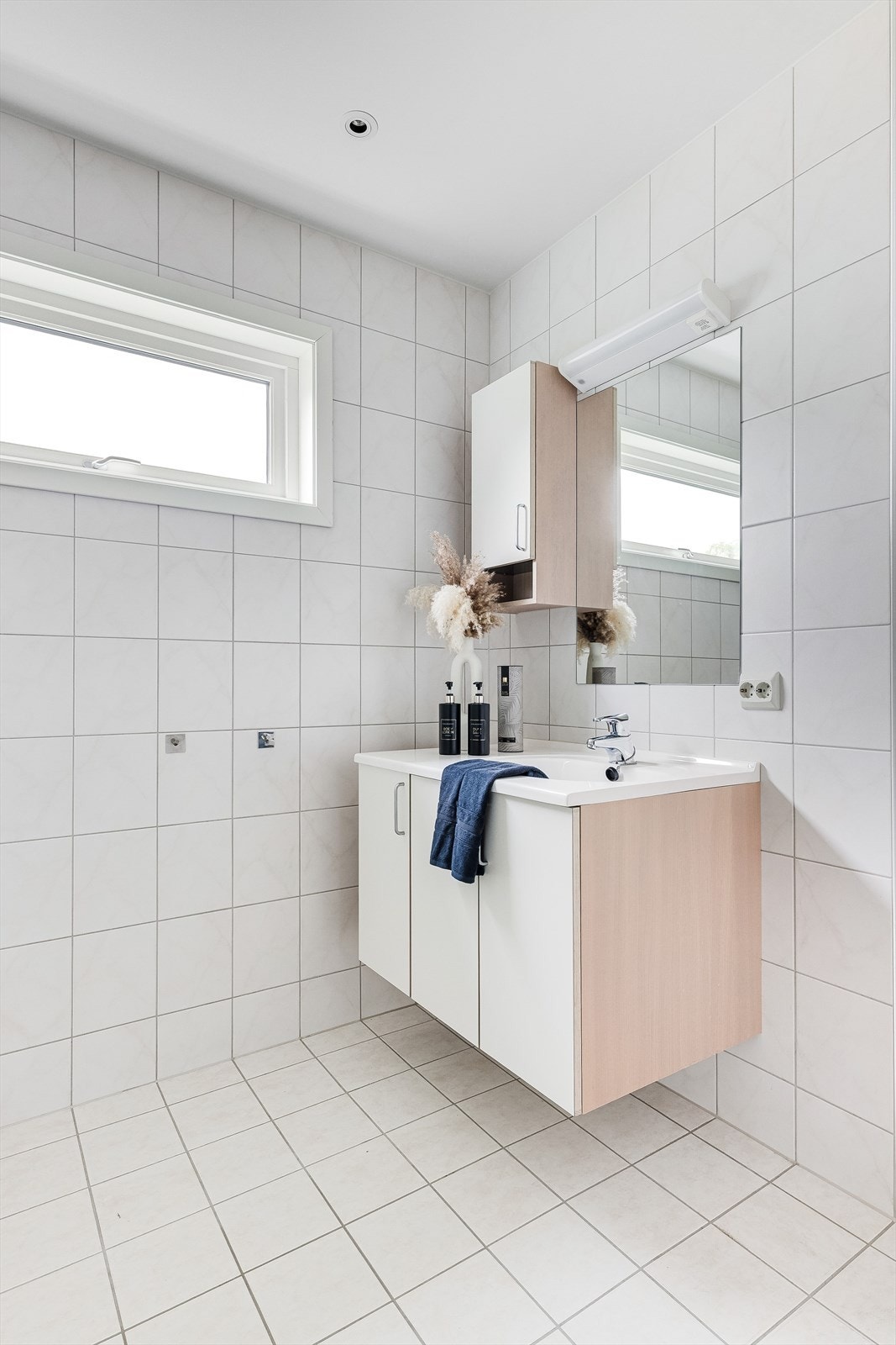 Det andre badet er også helfliset og har servant med underskap. Galleribilde