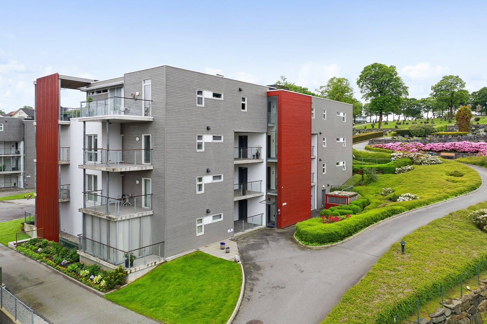 Flott uteområde. Boligblokken er fra 2008 og har yttervegger i pusset teglstein og trepanel. Galleribilde