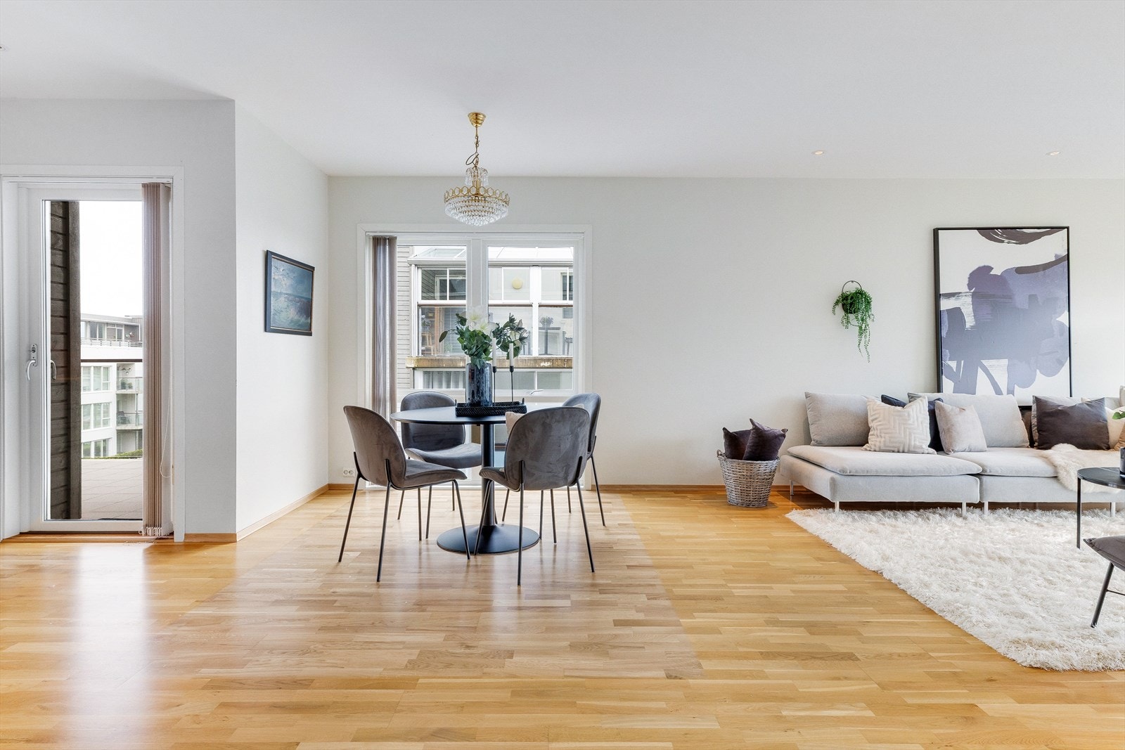 Spisestuen er en naturlig del av den åpne løsningen, med kort vei til både kjøkken og stue. Galleribilde