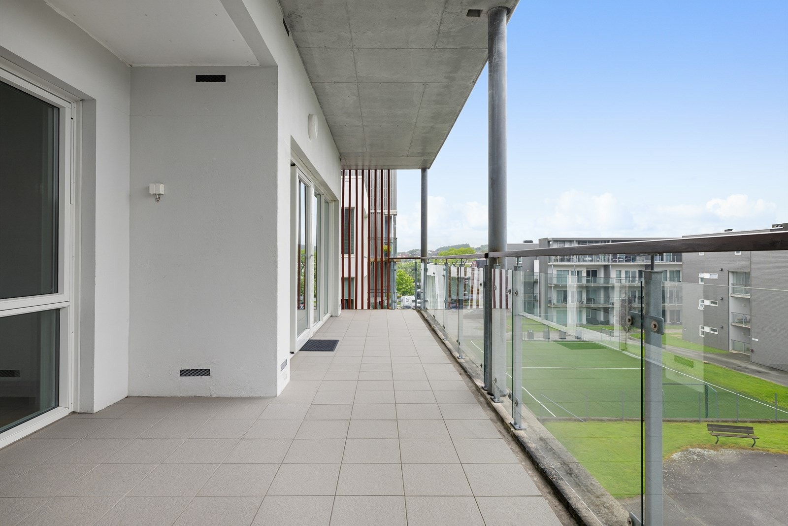 Den ene av leilighetens to romslige terrasser. Galleribilde