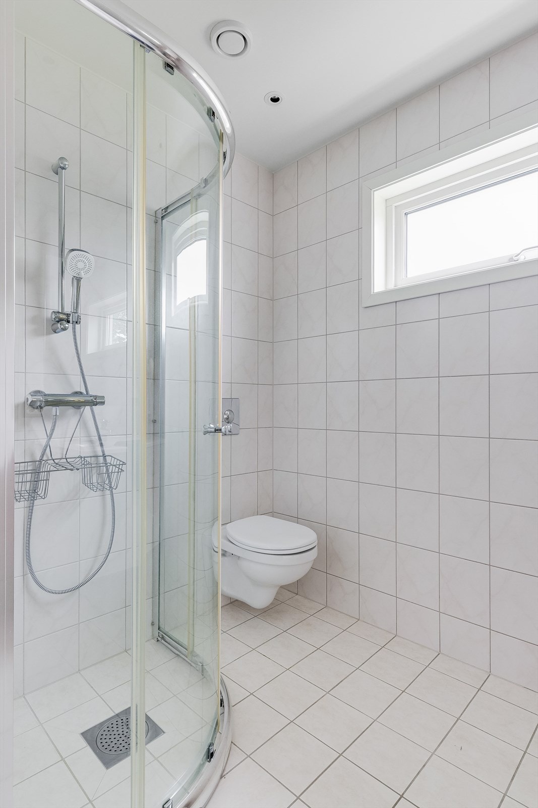 Også dette badet har vegghengt toalett, dusjhjørne og vannbåren gulvvarme. Galleribilde