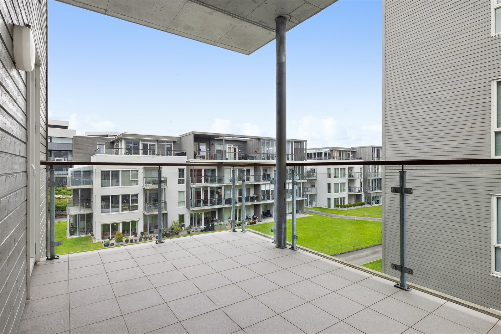 Her er det god plass til utemøbler og beplantning. Galleribilde