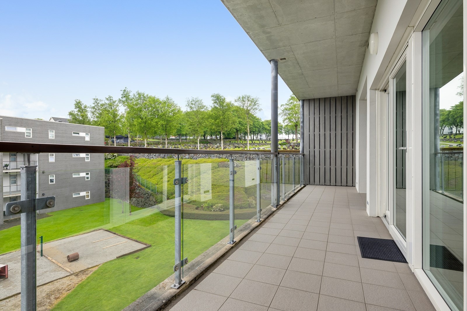Terrassene har flislagt dekke og rekkverk i glass som sikrer utsynet. Galleribilde