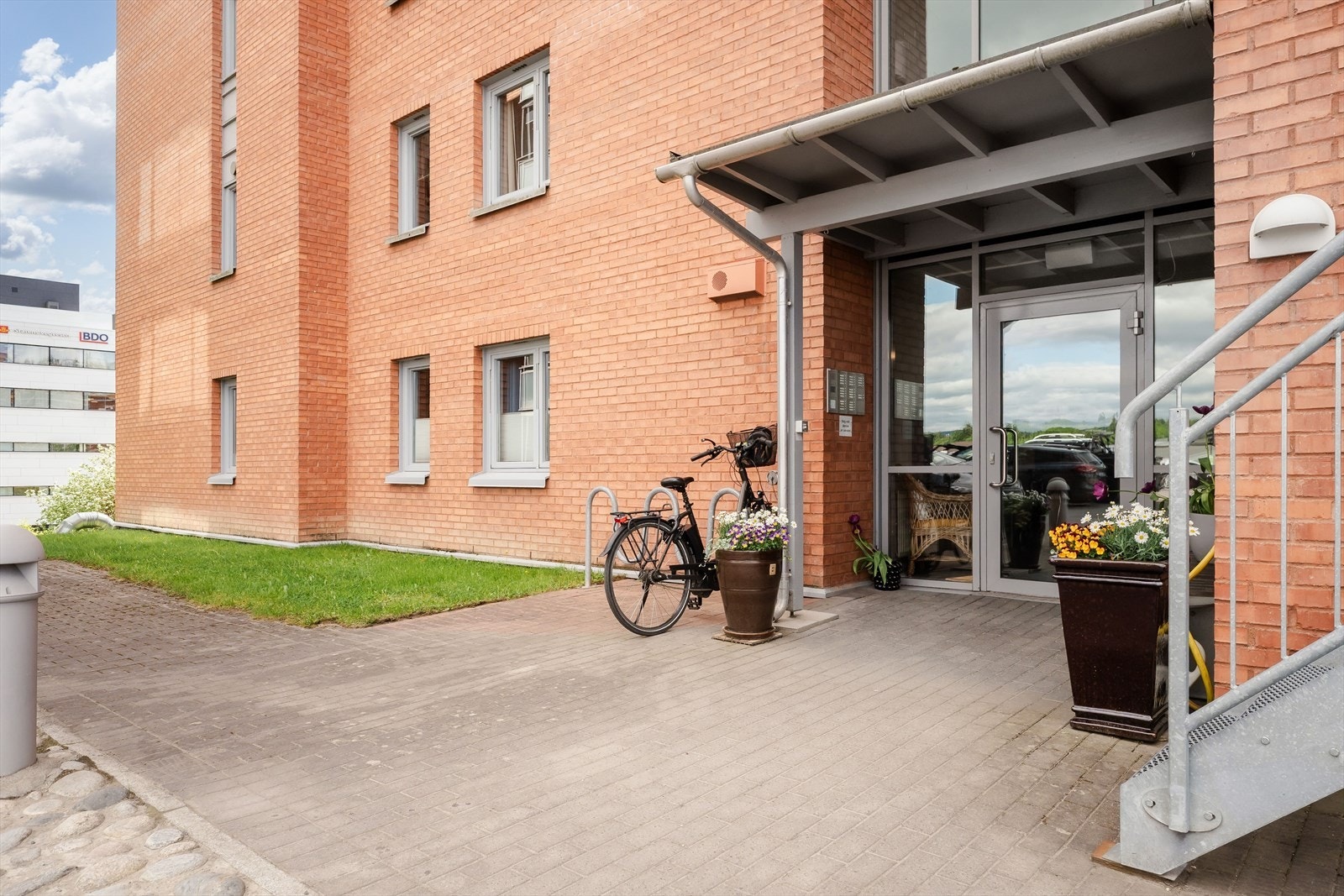 Borettslaget har pent opparbeidede fellesområder og med steinlagte internveier, gressplen og fin beplantning. Galleribilde