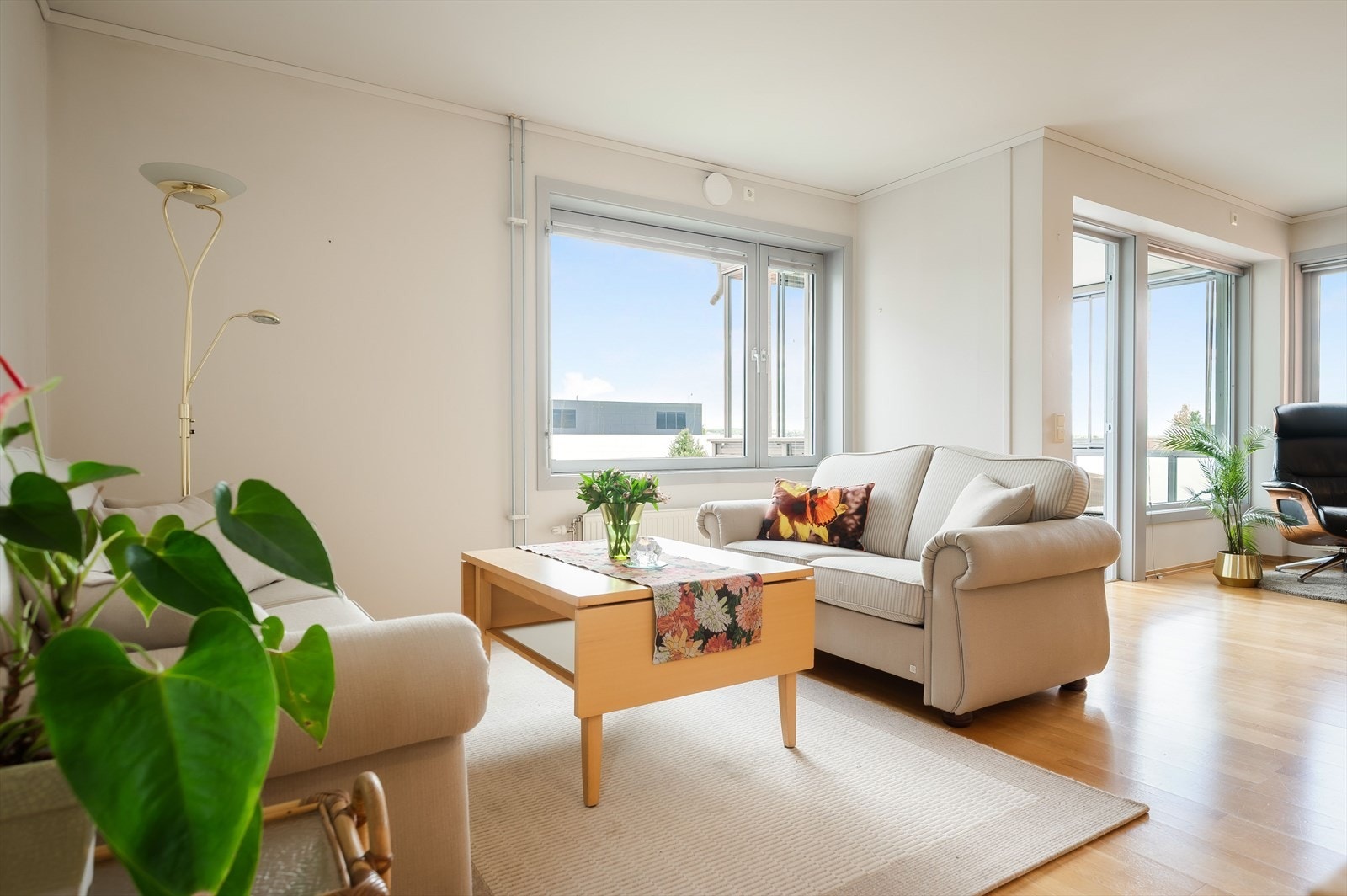 Leiligheten varmes hovedsakelig opp med fjernvarme til radiatorer. Galleribilde