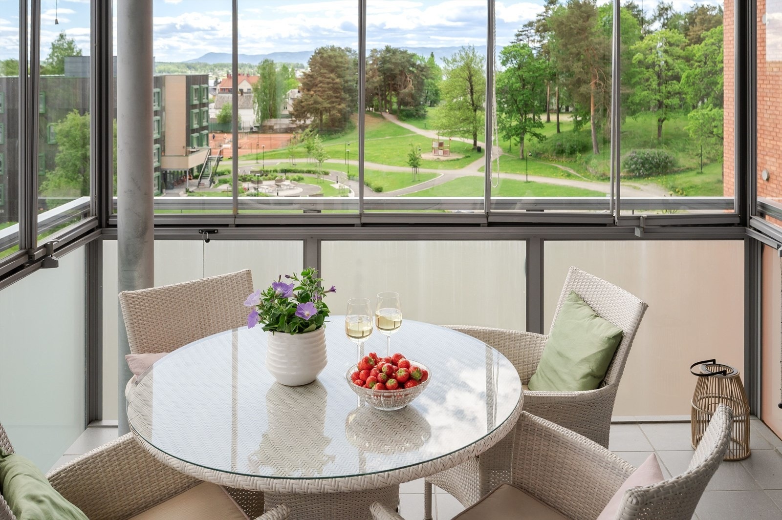 Balkongen er lun og hyggelig med flislagt gulv og vinduer som kan åpnes etter behov og ønske. Galleribilde