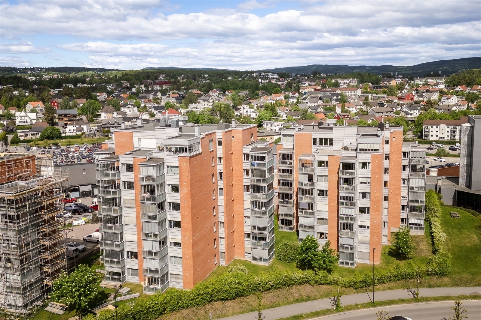 Leiligheten disponerer garasjeplass i kjeller, i tillegg til en romslig bod på ca. 7 m². Galleribilde