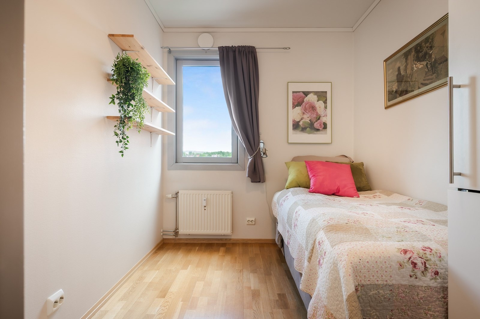Soverom nummer to er også lyst og hyggelig. Dette egner seg godt som f.eks. kontor eller gjesterom. Det er to garderobeskap på rommet, hvorav et er plassbygget og et er fra gulv til tak. Galleribilde