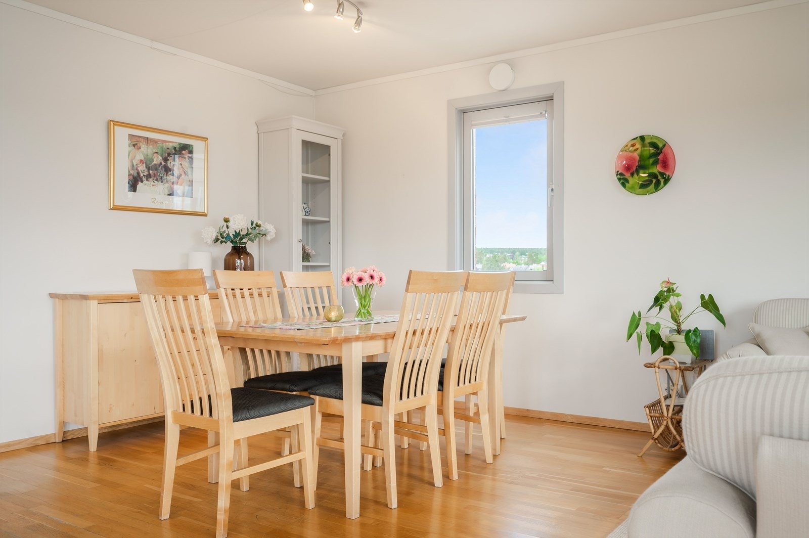 Leiligheten har en praktisk planløsning med soverom og bad i den ene delen av leiligheten, og en åpen stue- og kjøkkenløsning som gir et godt og sosialt rom oi den andre delen. Galleribilde