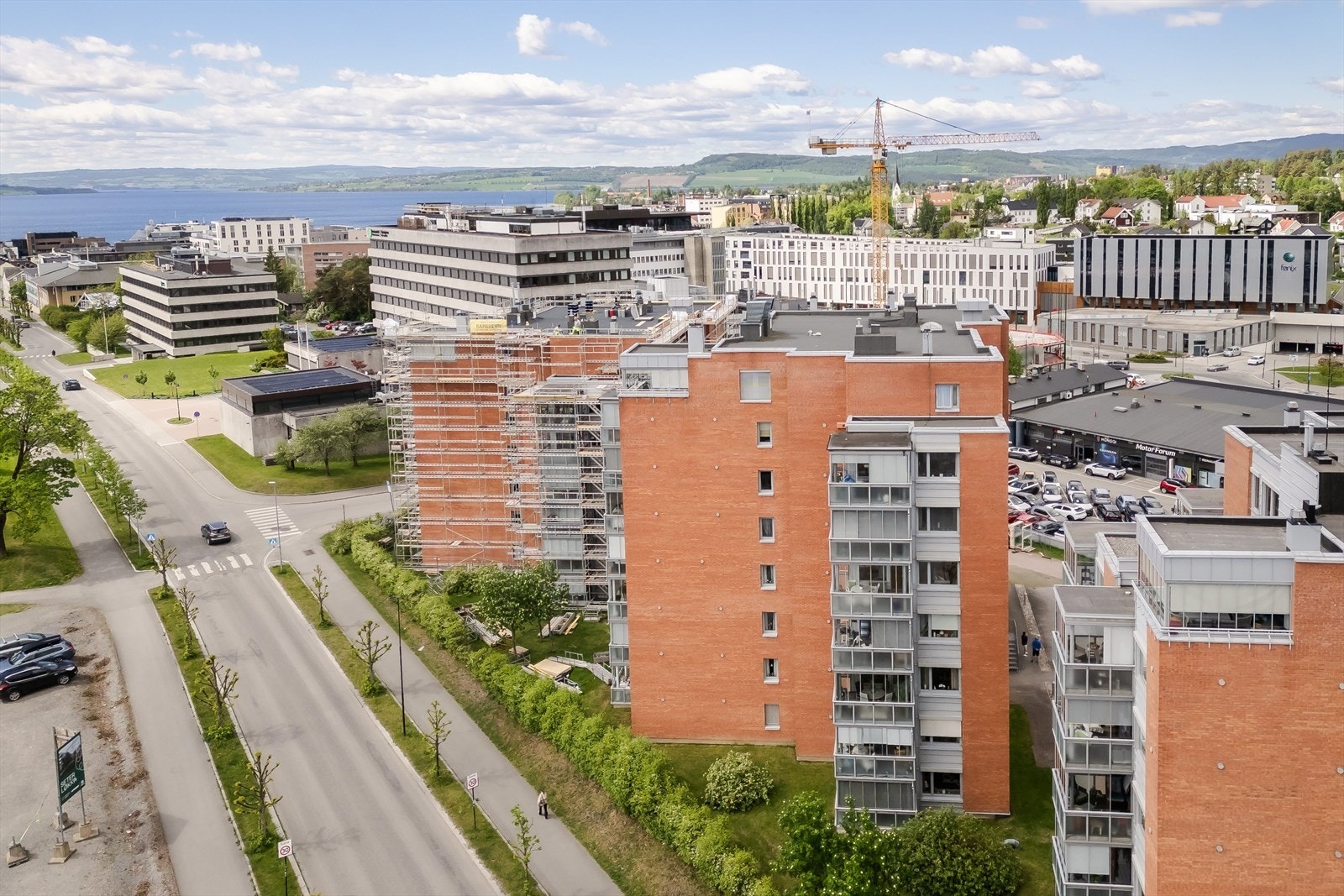 Det er ca. 700 meter til gågata i Hamar med hyggelige spisesteder, nisjebutikker og kulturarrangementer. Galleribilde