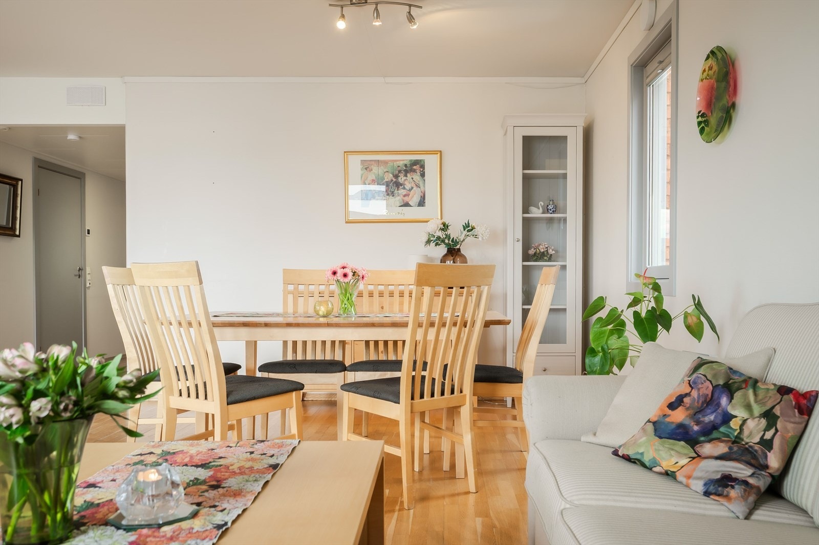 Leiligheten har parkett på gulvet og lysmalte vegg- og himlingsoverflater. Galleribilde