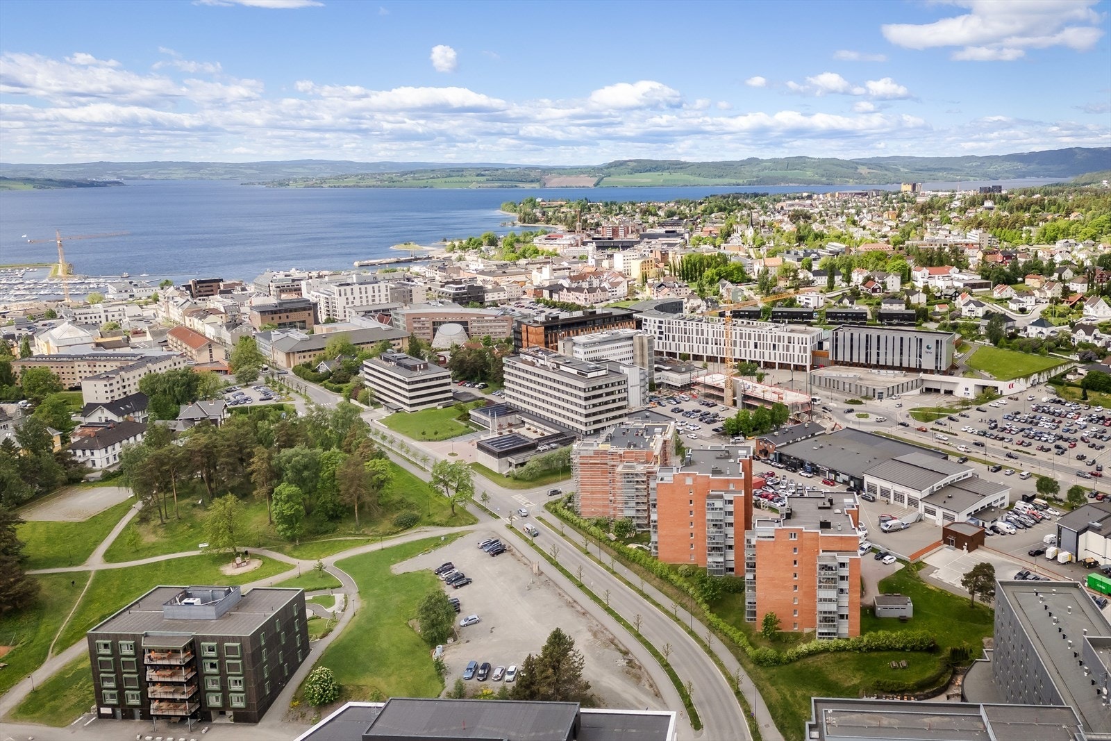 Rett utenfor sentrum finner du Mjøsa med fine turstier. Galleribilde
