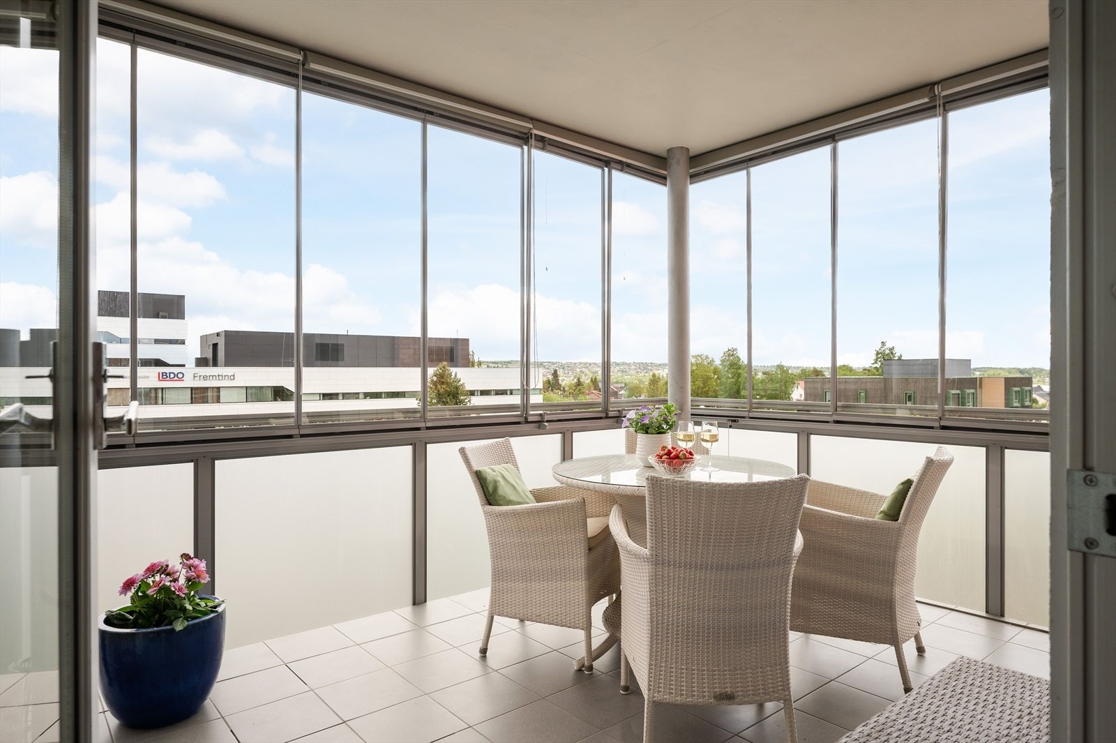 Fra stua er det utgang til innglasset balkong på ca. 11 m². Balkongen vender mot sør. Galleribilde