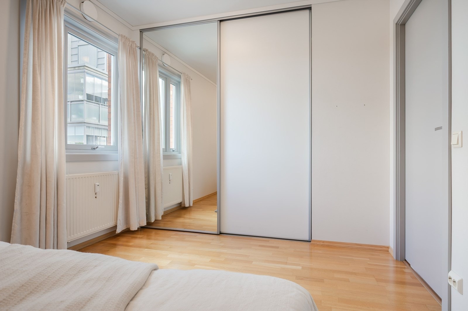 Det er satt inn en romslig skyvedørsgarderobe for god og praktisk oppbevaring. Galleribilde