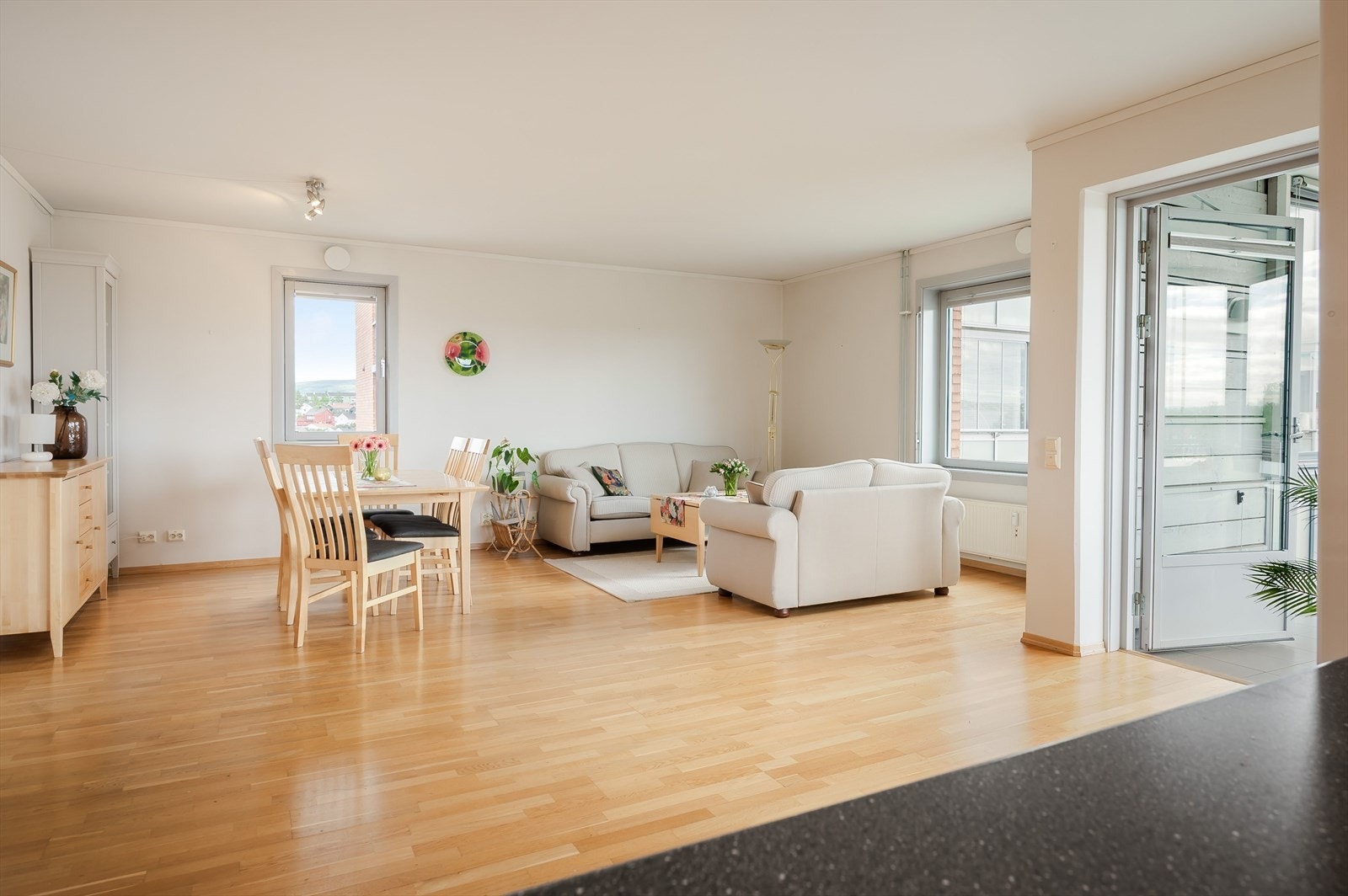 Stua er lys og romslig med god plass til både sofagruppe og spisestuebord. Galleribilde