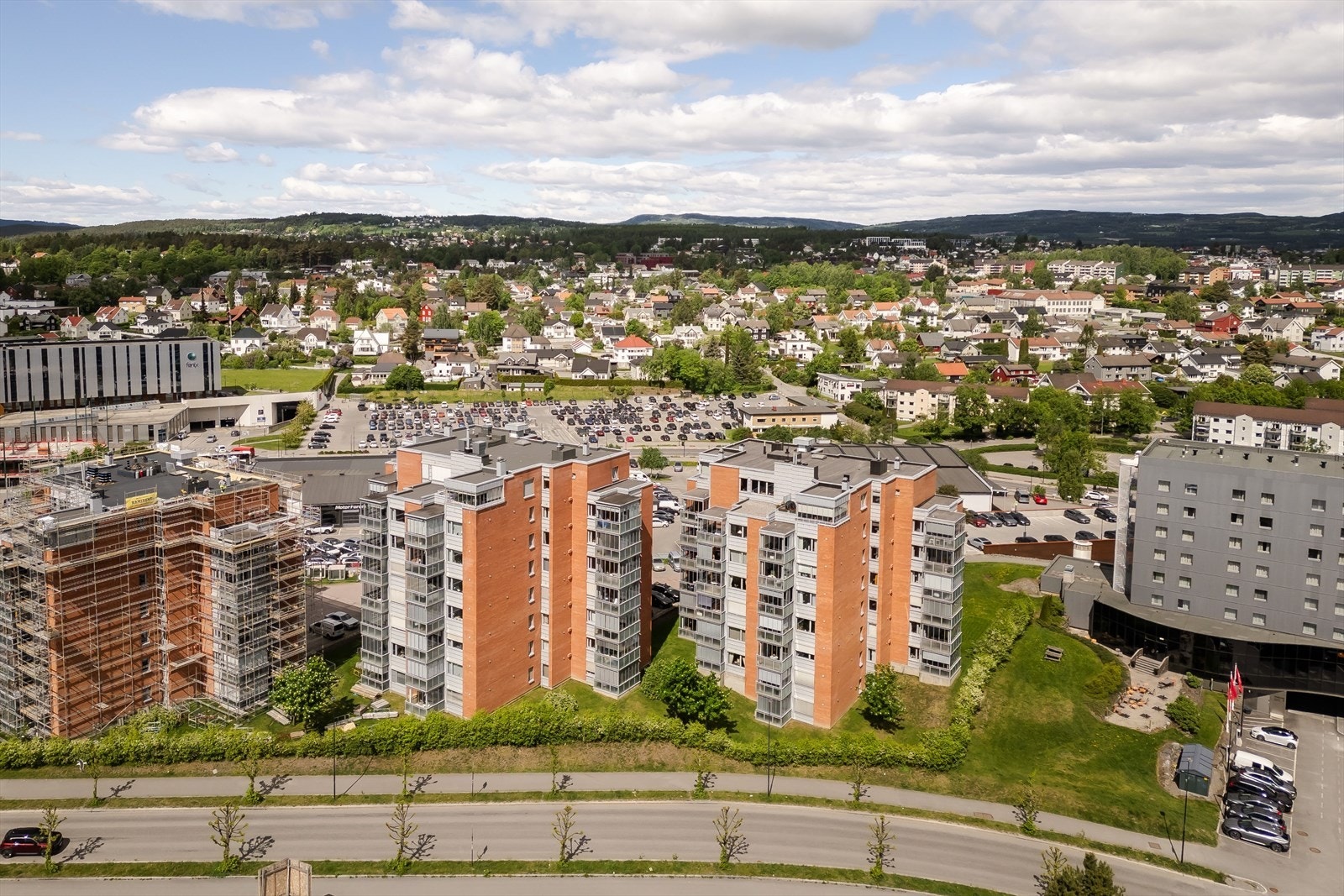 Her bor du meget sentralt med kun et par hundre meter til både CC Hamar og CC Mart'n med alt du trenger i hverdagen. Galleribilde