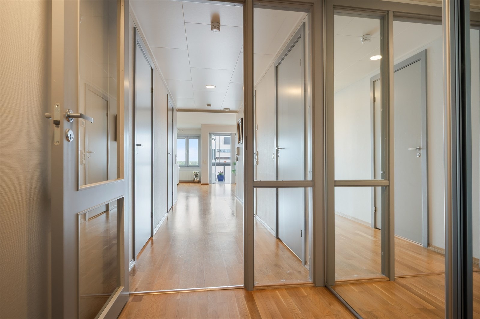 Leiligheten har luftige rom og er godt tilrettelagt for rullestol og rullator. I entréen er det en stor skyvedørsgarderobe. I gangen innenfor entréen er det en praktisk innvendig bod. Galleribilde