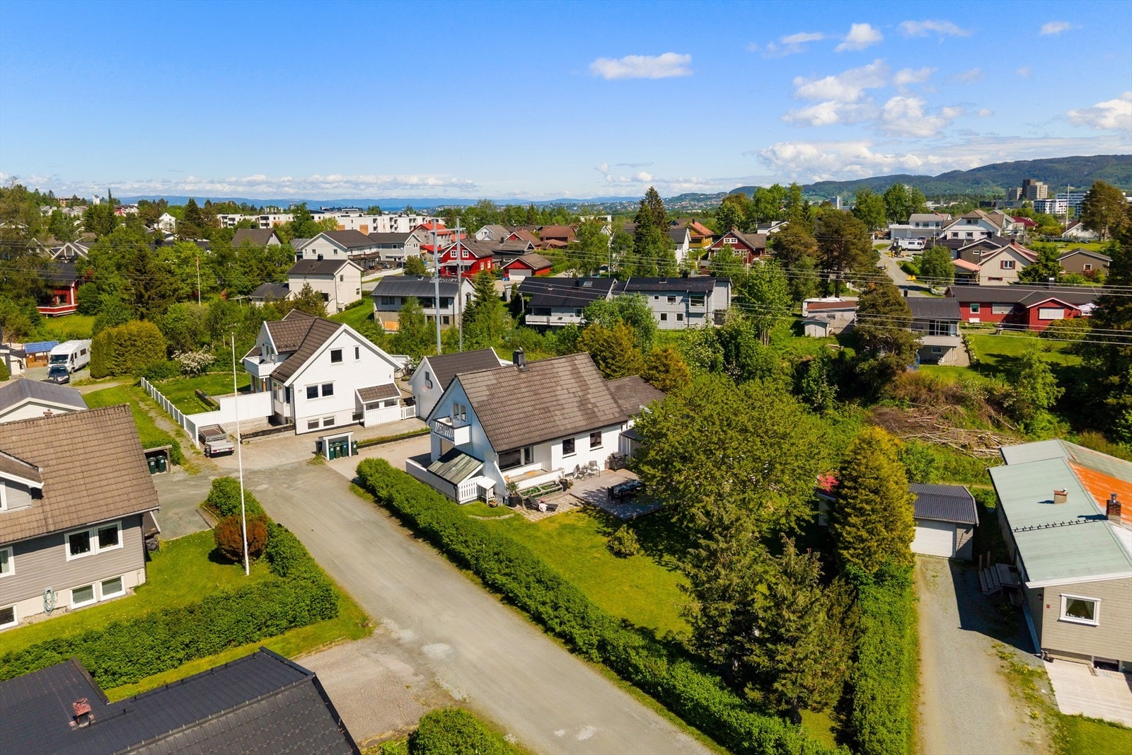 Eiendomstomten er på 1.085,- m². Her er det masse boltringsplass for familien. Galleribilde