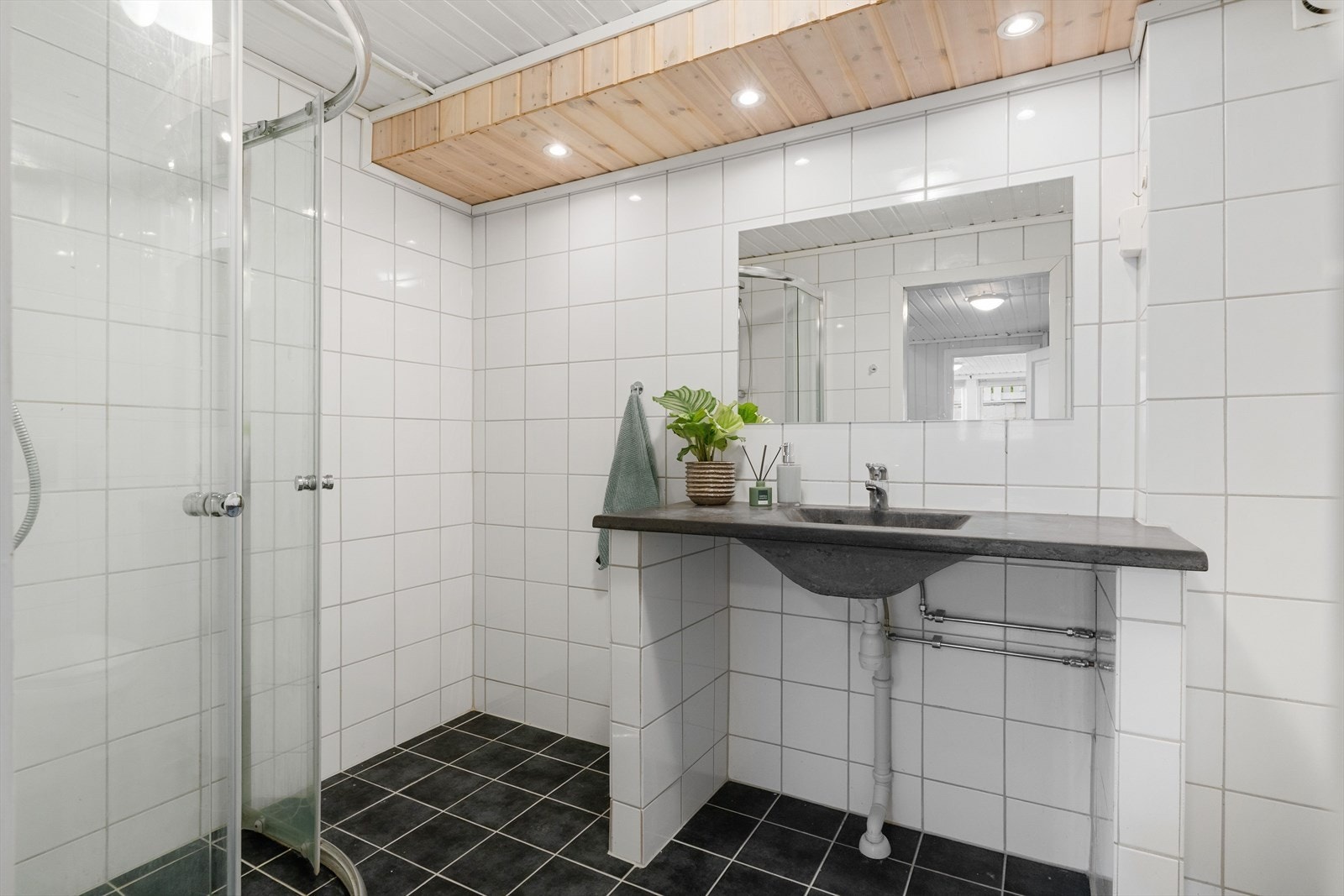 Baderommet er fra 2012 og er flislagt med varmekabler. Galleribilde