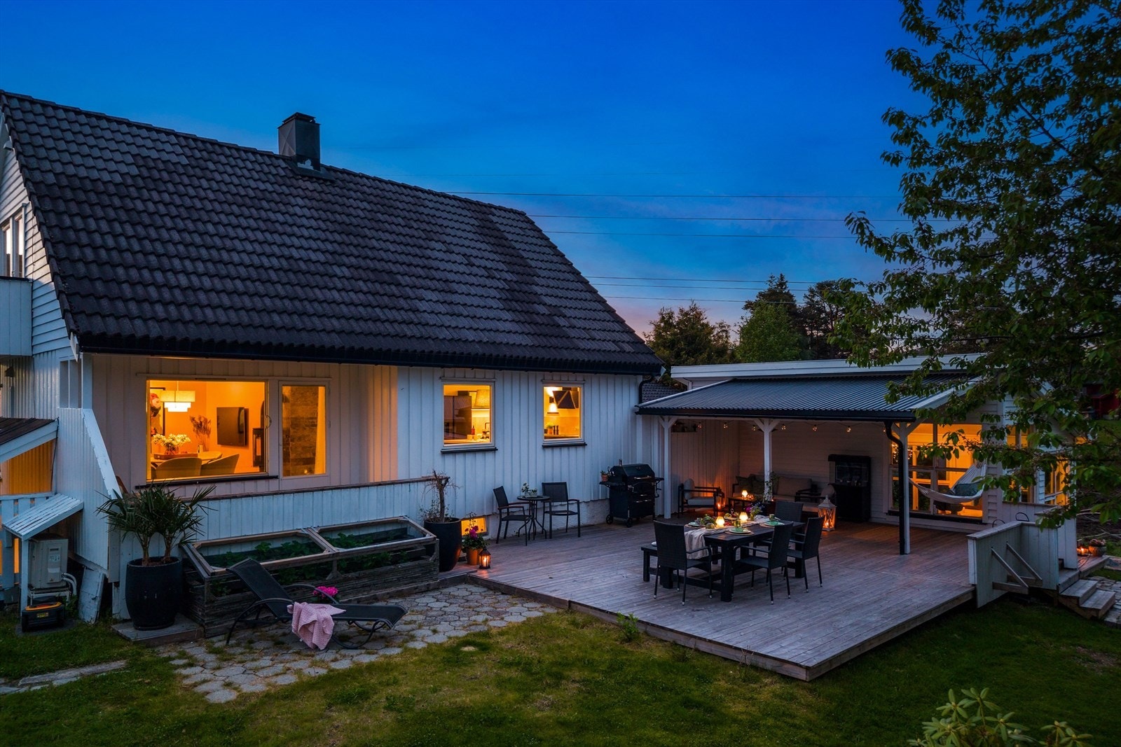 Det er plantet jordbær i bur ved terrassen. Galleribilde