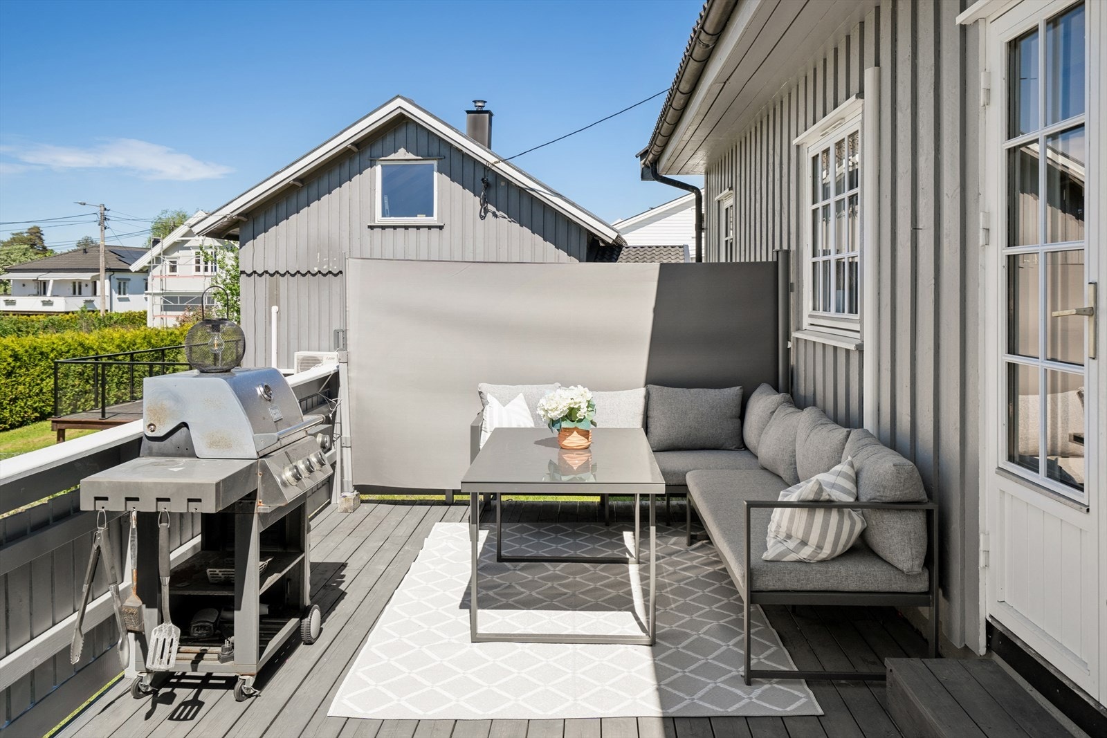 Direkte utgang til terrasse gjør at du enkelt kan lage maten ute eller nyte måltidet ut i sola. Galleribilde