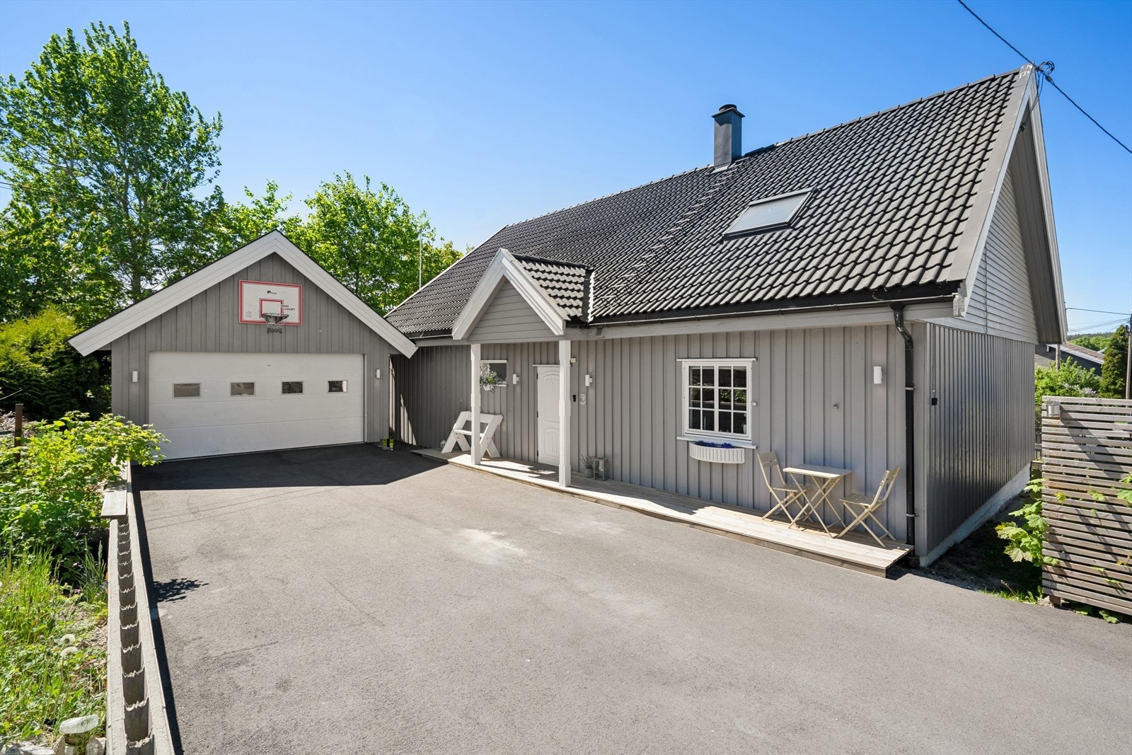 Gårdsplassen er asfaltert og kan romme opp ganske mange biler - ellers parkering i garasjen Galleribilde