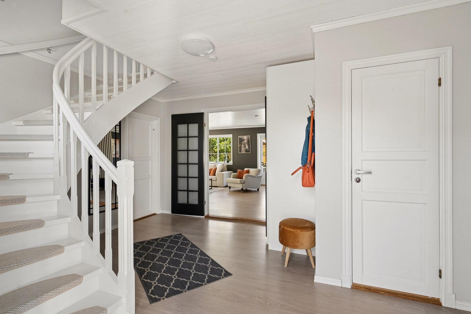 Velkommen inn i en romslig og lys entré. Galleribilde