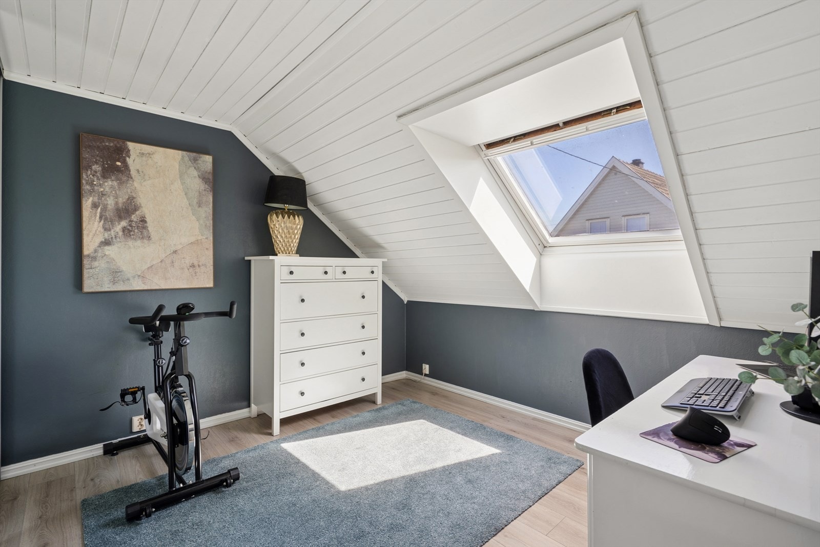 Soverom 2, et eksempel på de fleksible møbleringsmuligheter. Her blir det benyttet som kontor. Galleribilde