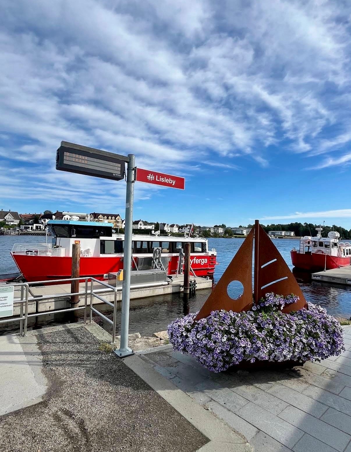 Det er gangavstand ned til Lisleby fergeleie, hvor byfergen tar deg til bl.a. sentrum og Gamlebyen. Galleribilde