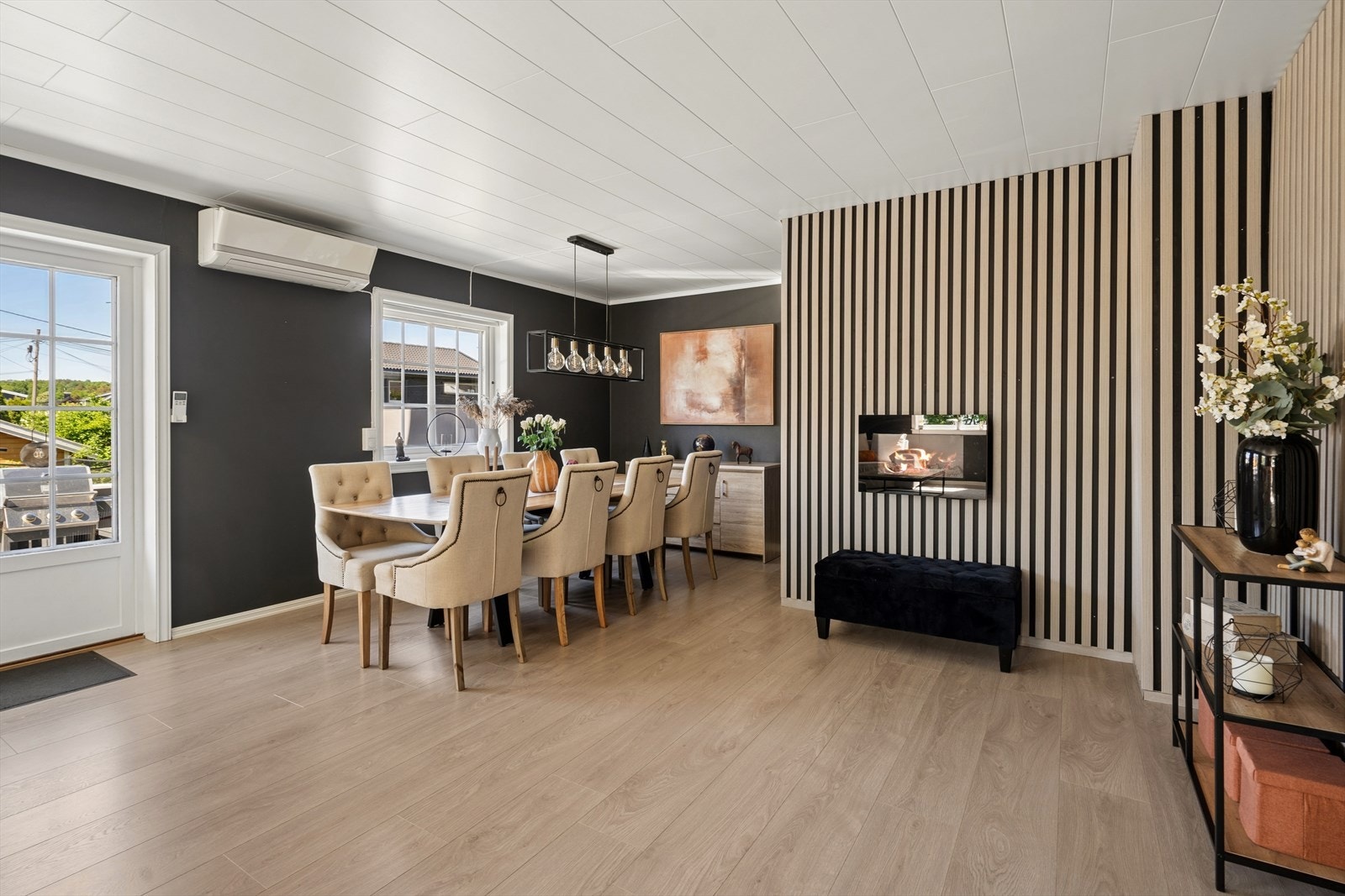 I spisestuen er det god plass til en spisegruppe som rommer hele familien! Galleribilde