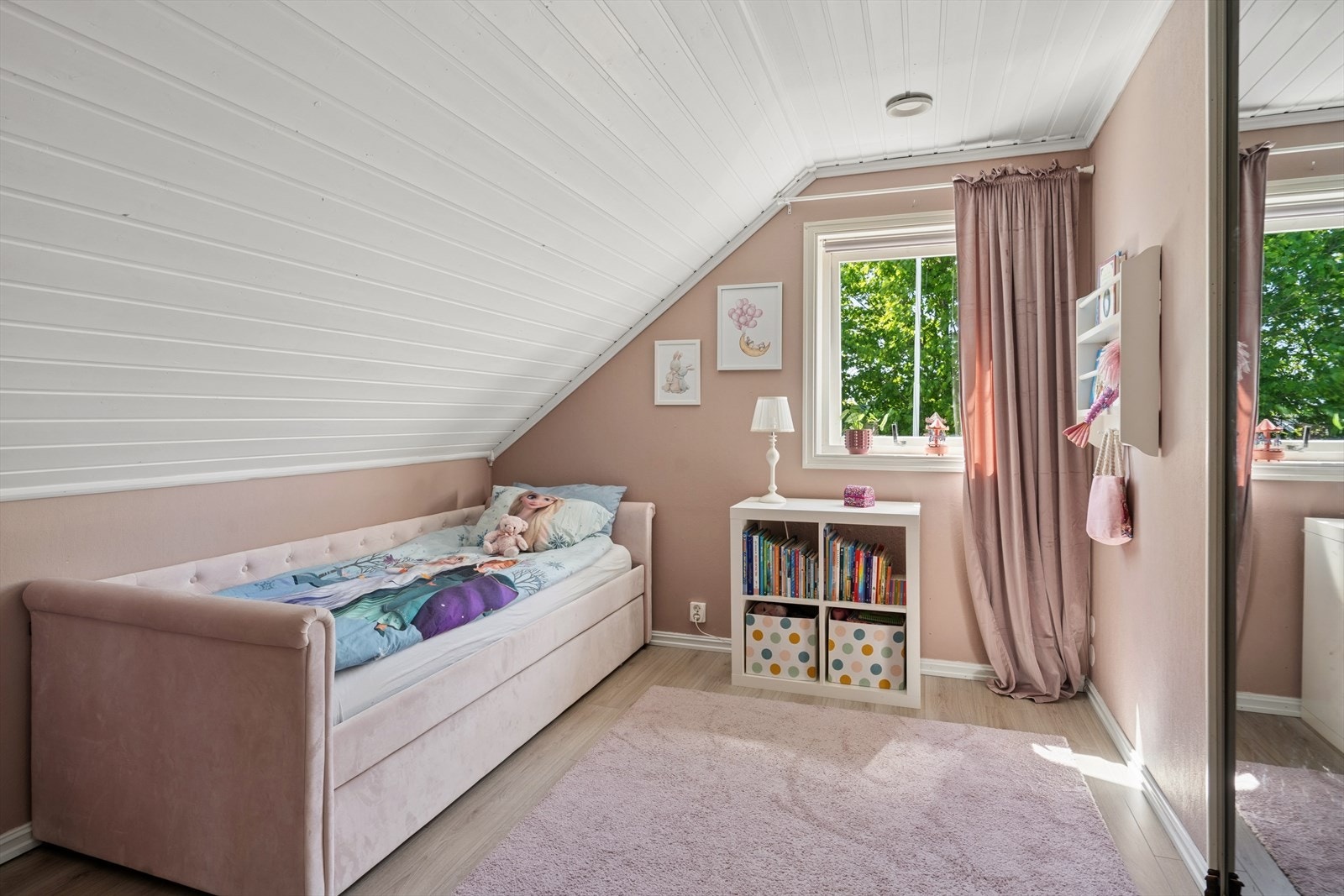 Soverom nummer 2, som inneholder en kompakt skyvedørsgarderobe med speilfront. Galleribilde