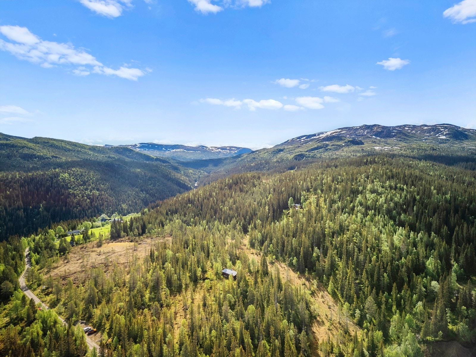 Felles parkeringsplass ca. 150 meter fra hytten, sommer som vinter. Galleribilde