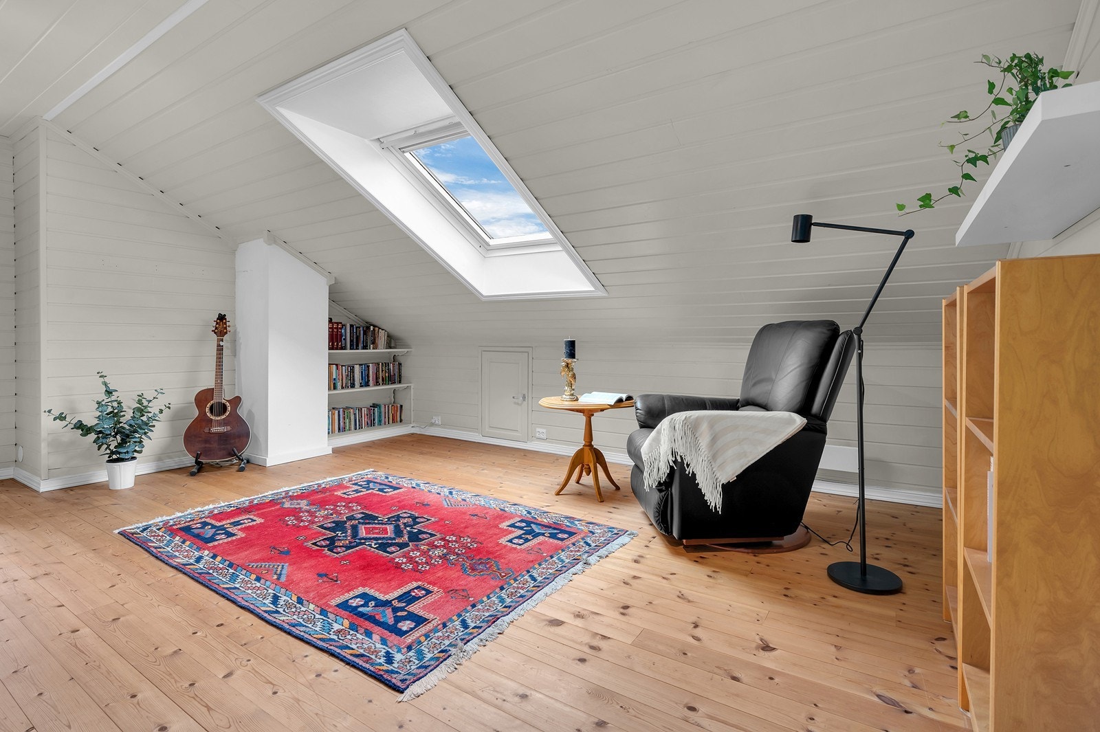 Her møters vi en romslig loftstue med kneloft. Legg merke til det originale tregulvet. Galleribilde