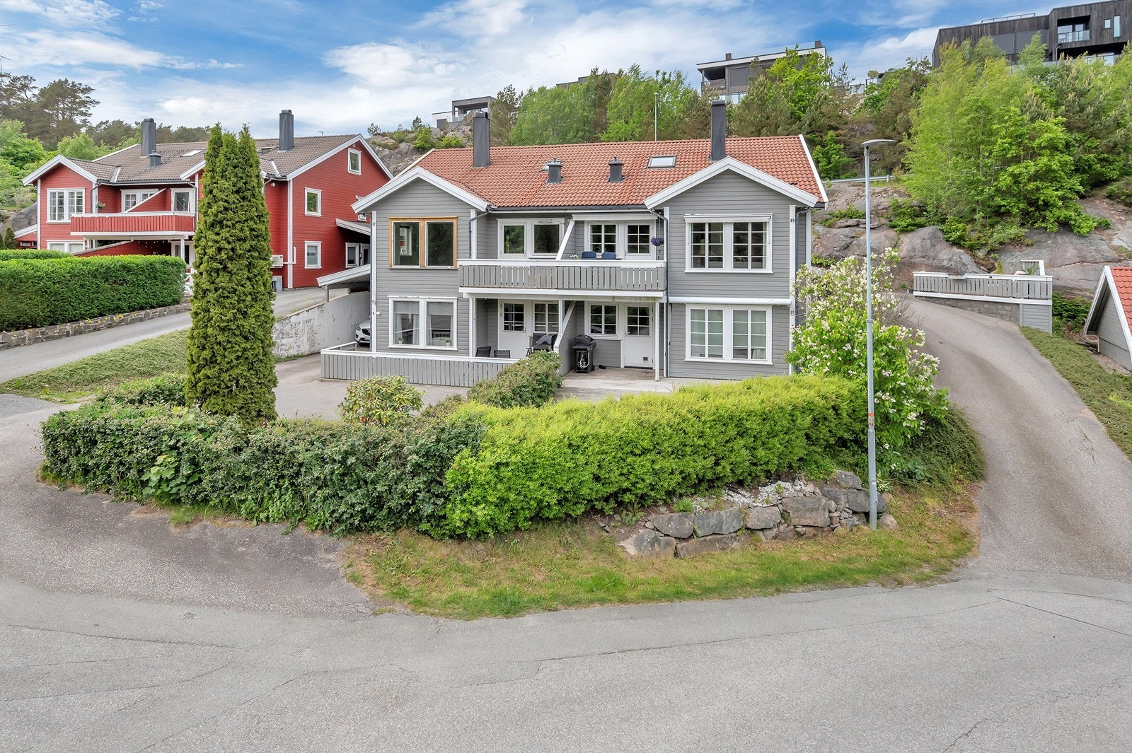 Et etablert og barnevennlig nabolag med kort vei til både Kvernhusvannet og Åros med sine langrunne strender. Galleribilde