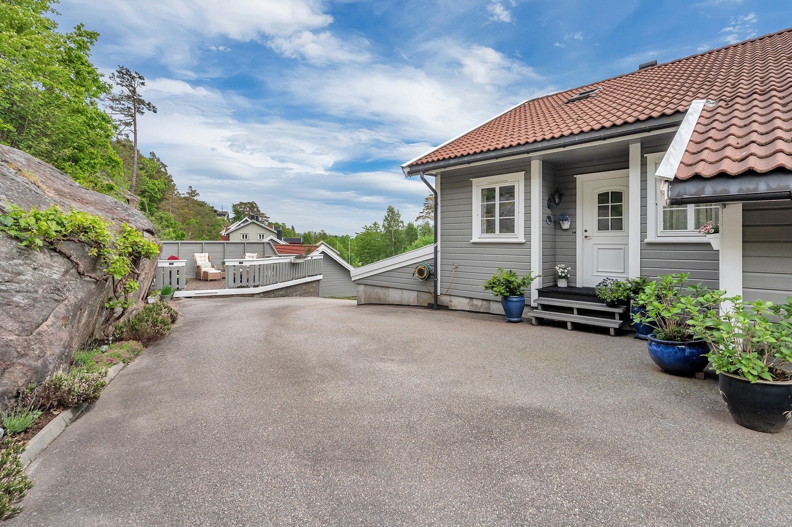 Gårdsplassen foran er godt skjermet og det er kun nabo til høyre som har gjennomgang her. Galleribilde