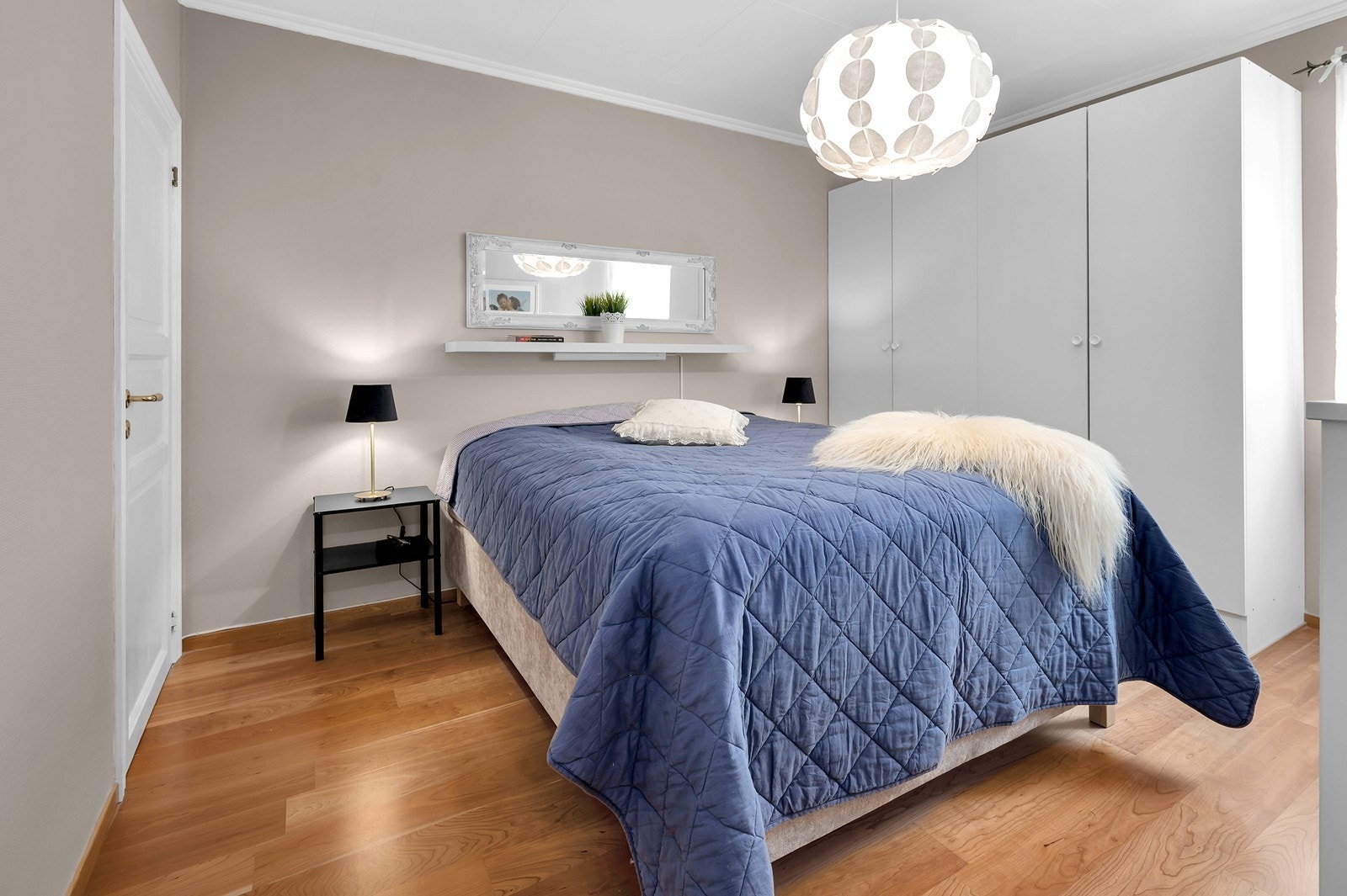 Soverom 1 - hovedsoverom med plass til stor dobbeltseng. Galleribilde