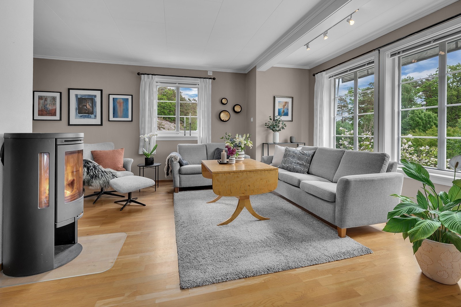 Legg merke til store vindusflater som gir et rikelig med innslipp av lys. Det er for øvrig markiser foran stuevinduene som kan trekkes ned og opp etter behov. Galleribilde