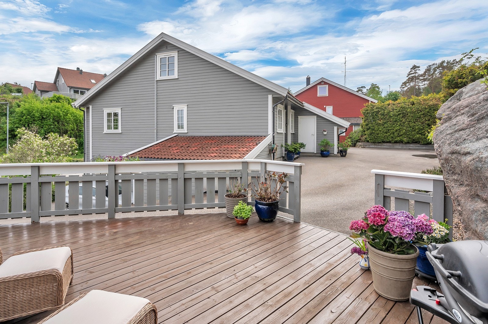 I tillegg har leiligheten denne solrike uteplassen bak boligen hvor man har sol til langt på kvelden. Uteplassen er på fellestomten, men naturlig til leiligheten. Galleribilde