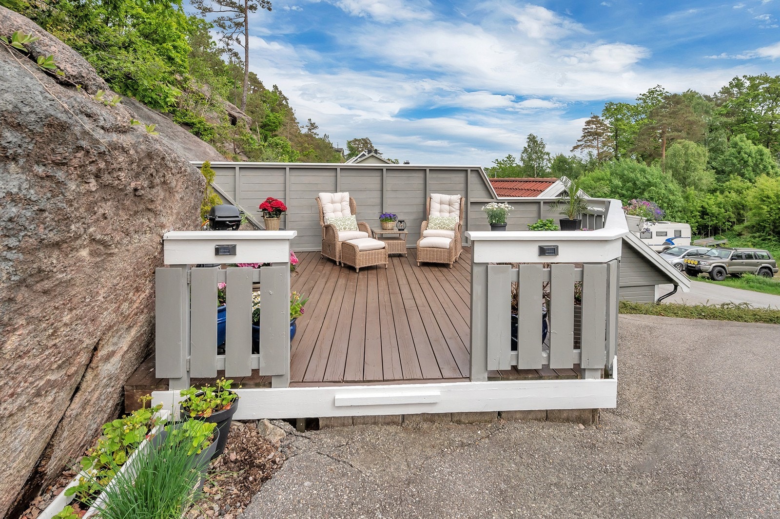 Terrassen ligger på fellesområdet, men anvendes kun av eier av leiligheten. Galleribilde