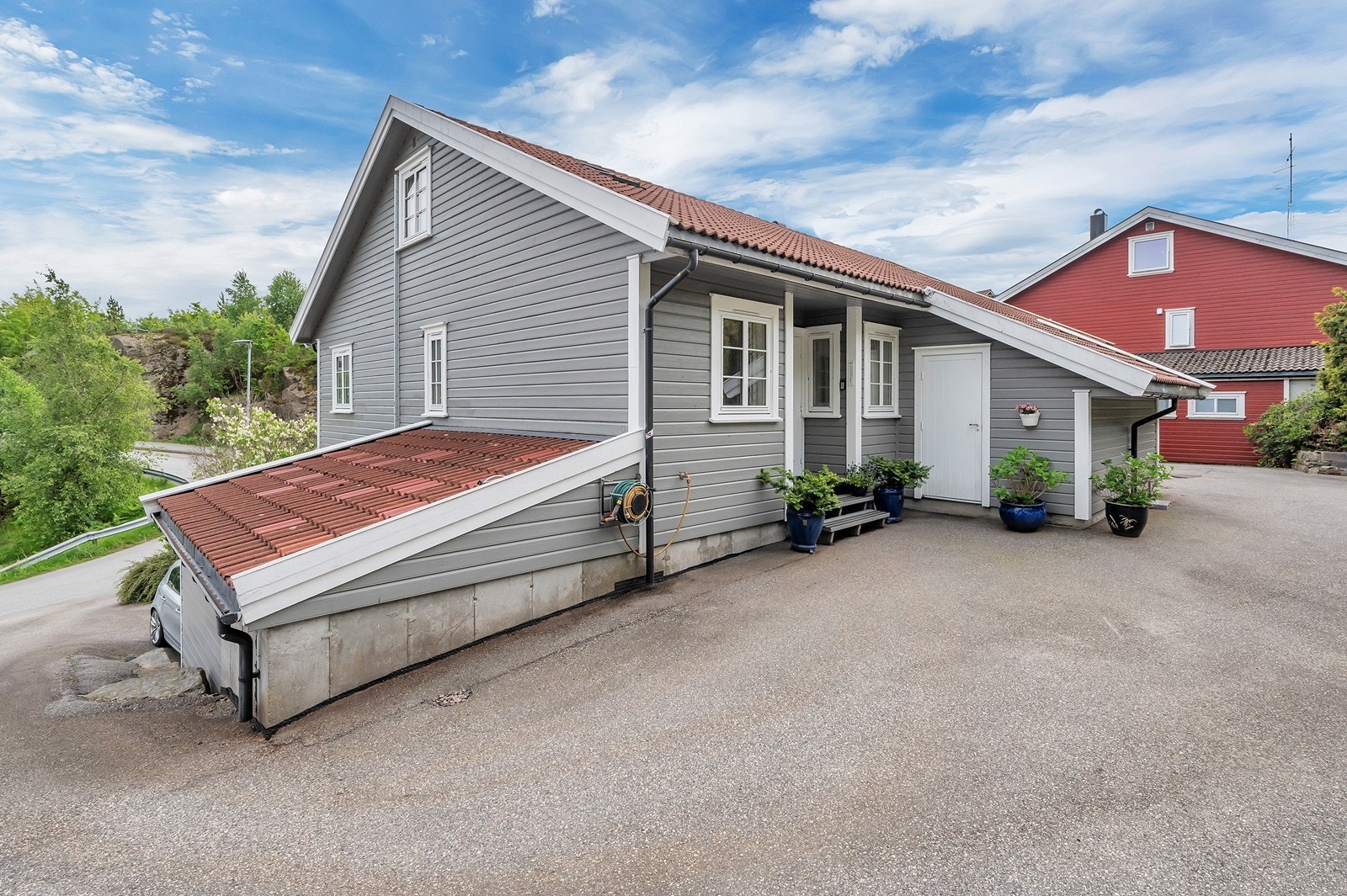 Tiltalende inngangsparti med dør til egen utvendig bod for god lagringskapasitet. Galleribilde