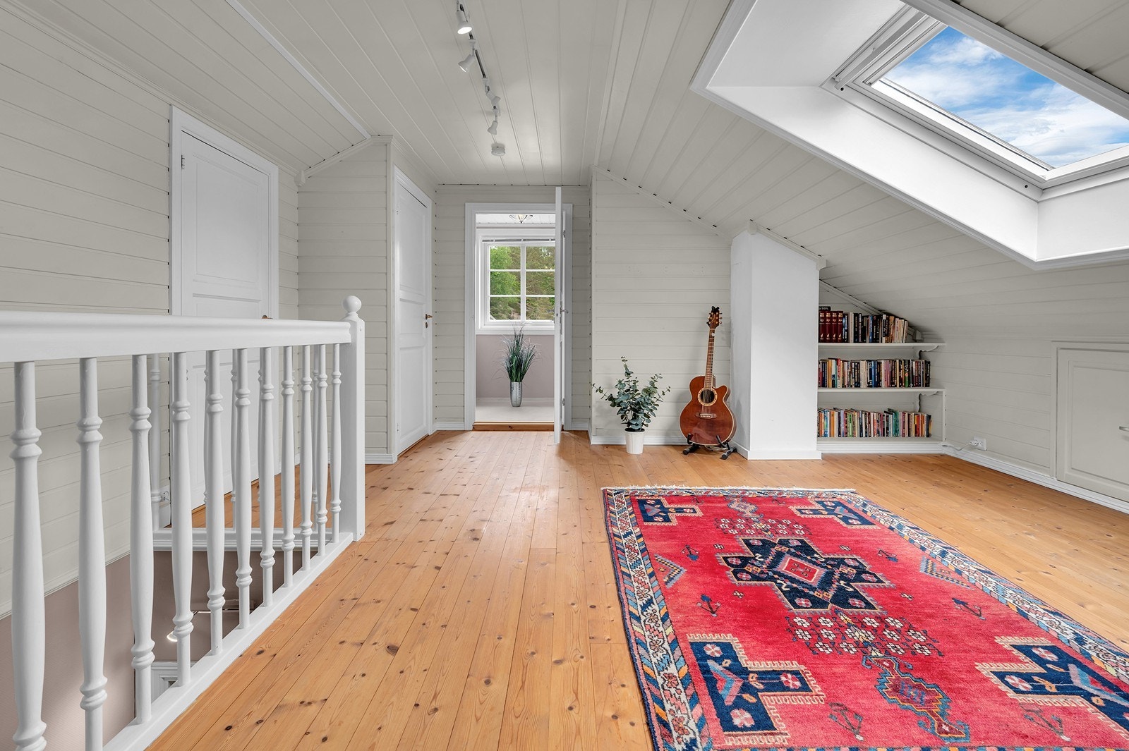 For øvrig er det en 2 boder, hvorav den ene er innredet som hobyrom, samt bad nummer to. Galleribilde