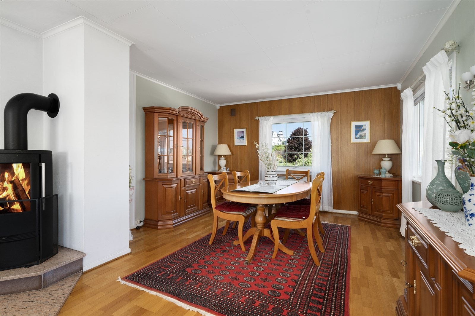 Spisestuedelen ligger i åpen forbindelse med resten av stuen og har trepanel på veggen. Galleribilde