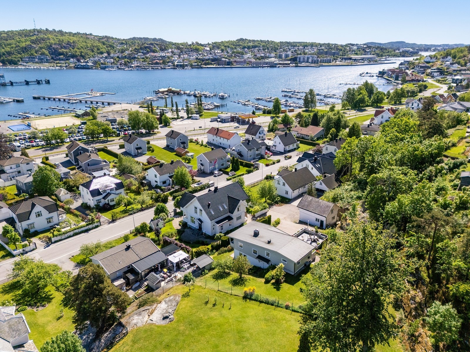 Fra eiendommen er det utsikt over indre havn og kort vei til bryggepromenaden. Galleribilde