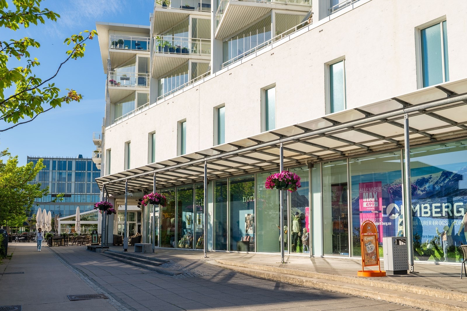 Hvaltorvet kjøpesenter med et bredt utvalg av butikker og servicetilbud er en kort spasertur unna. Galleribilde